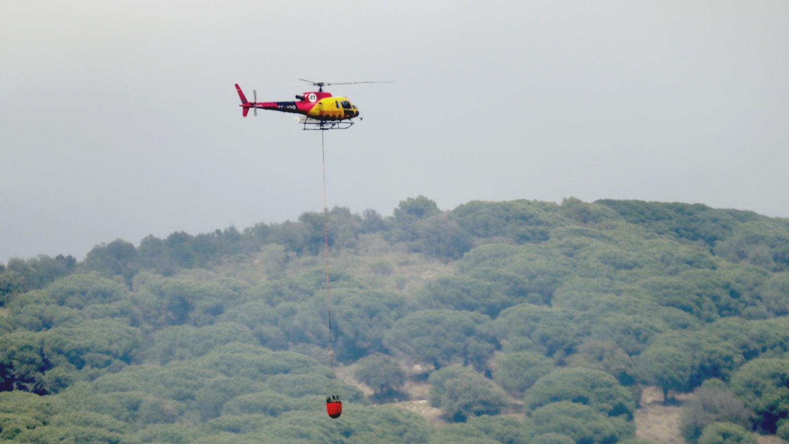 Un helicóptero de los Bomberos sobrevuela el incendio de Argentona.