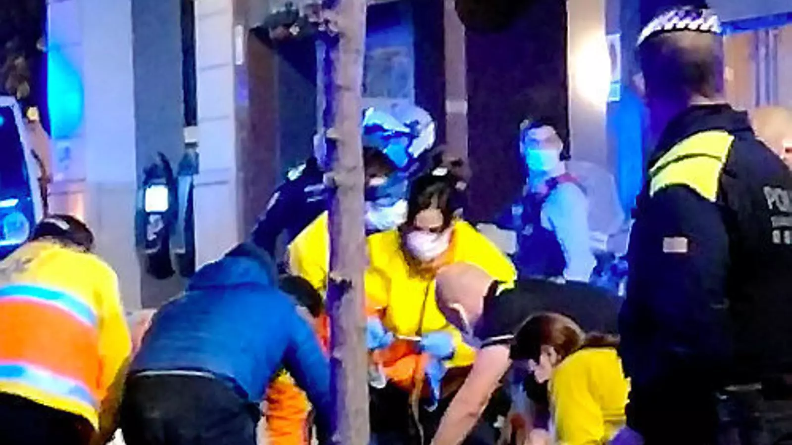 Captura d’un vídeo del moment en què el SEM atenia l’home.