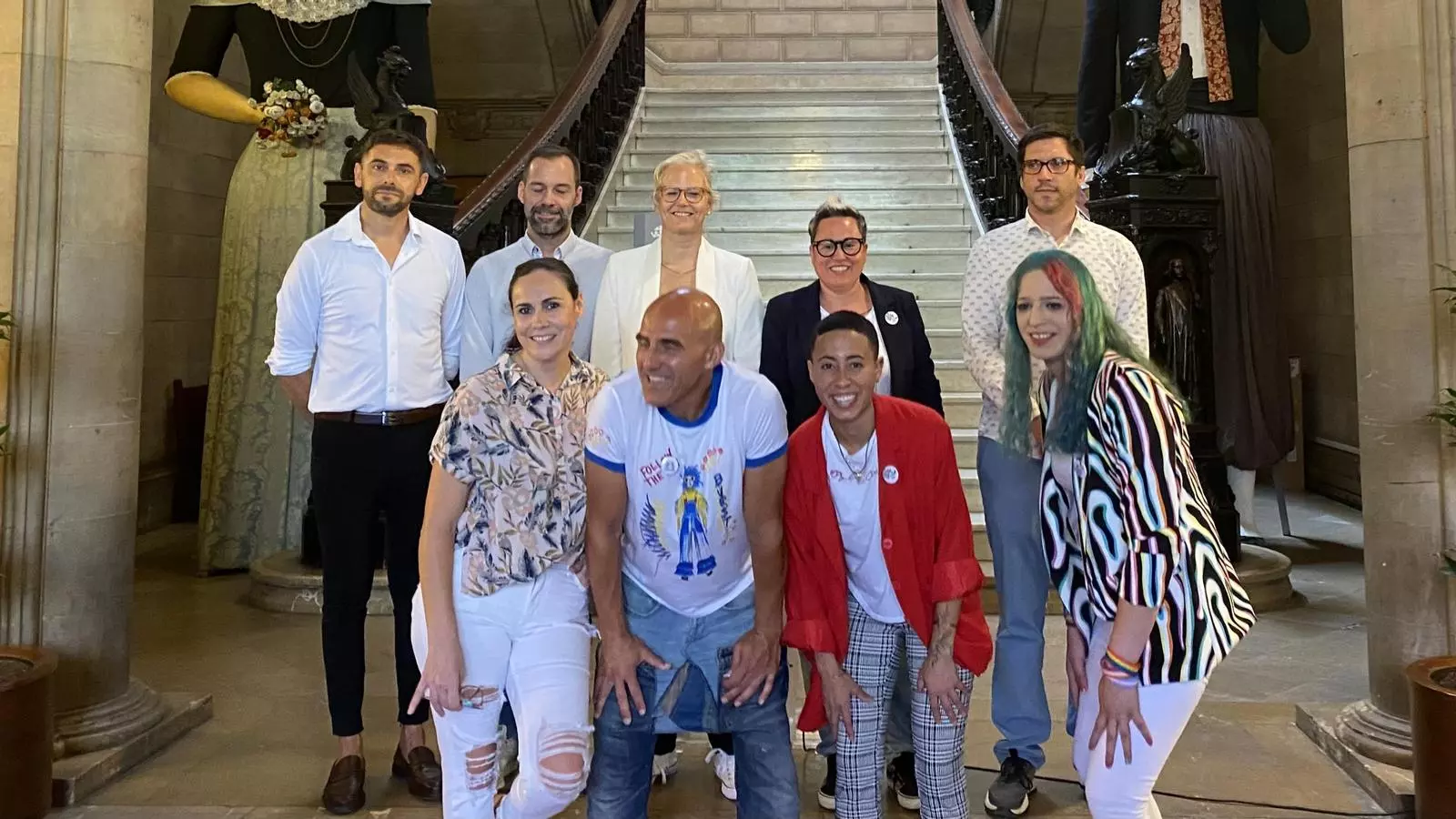 A dalt, d'esquerra a dreta: el coordinador de MÉS per Palma, Miquel Àngel Barceló Cortes; regidor d'Esports, Francisco Ducrós; la presidenta d'Ella Global Community, Kristin Hansen; la regidora de LGTBI, Sonia Vivas, i el regidor de Promoció Econòmica, Rodrigo Romero.