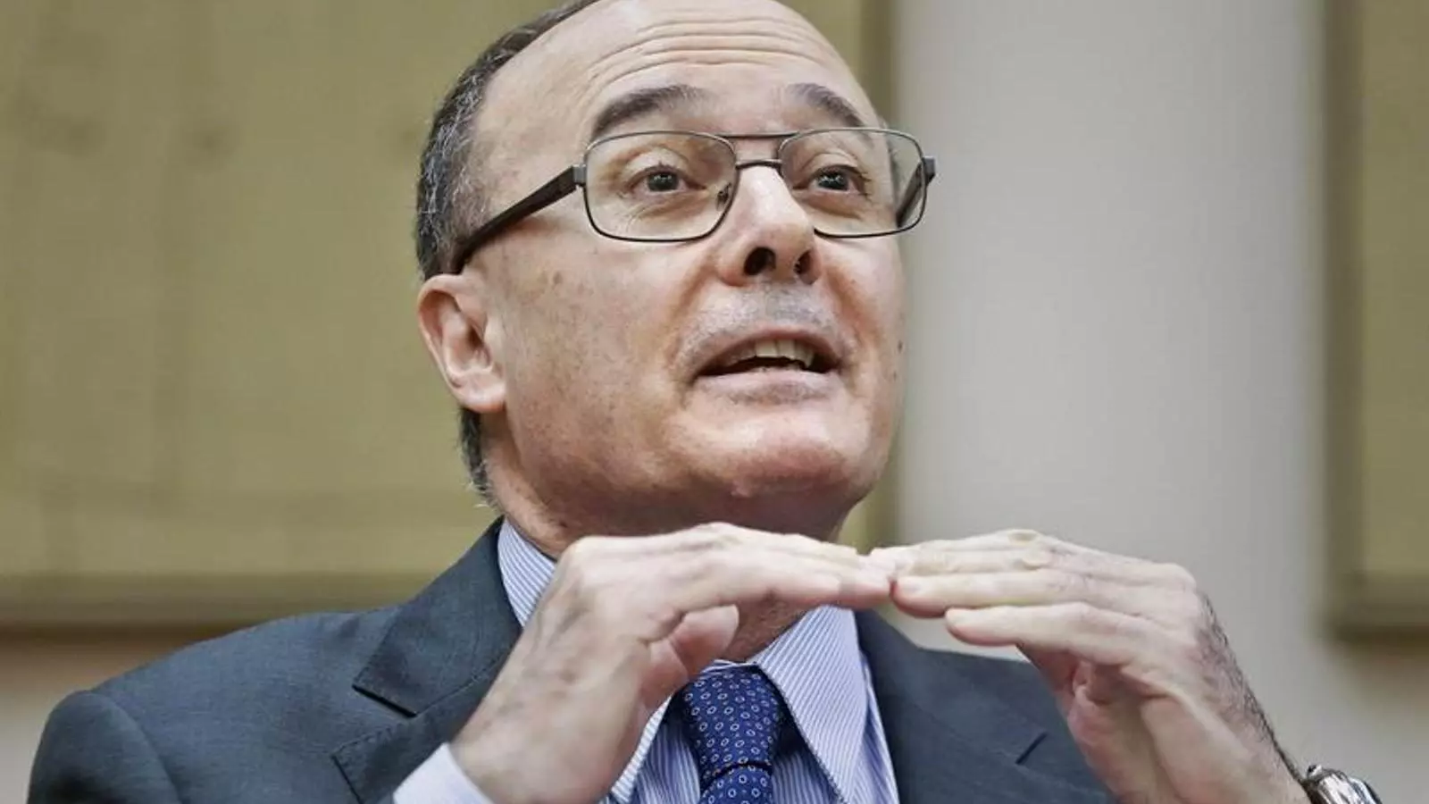 El governador del Banc d'Espanya, Luis María Linde, durant la presentació dels pressupostos generals pel 2016 a la comissió d'Economia del Congrés / EFE