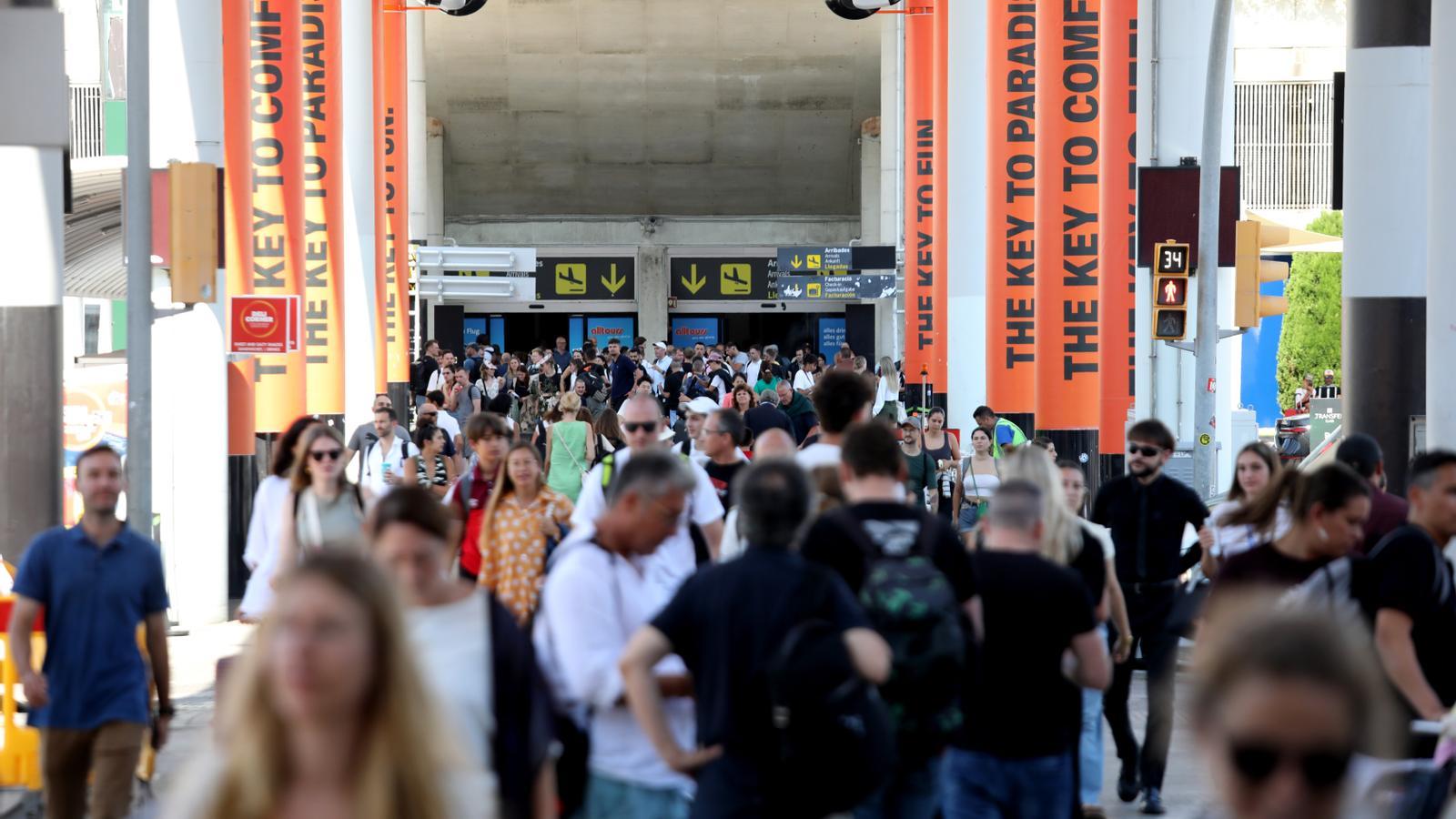 Turistes a l'aeroport de Palma.
