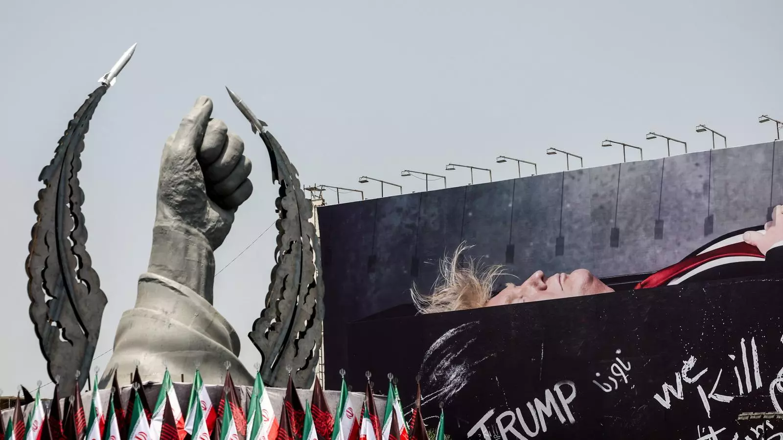 Una estàtua que simbolitza la mà del difunt líder suprem de l'Iran, l'aiatol·là Ali Khamenei, al costat d'un cartell de propaganda que representa el president dels Estats Units, Donald Trump, en un taüt, al centre de Teheran.
