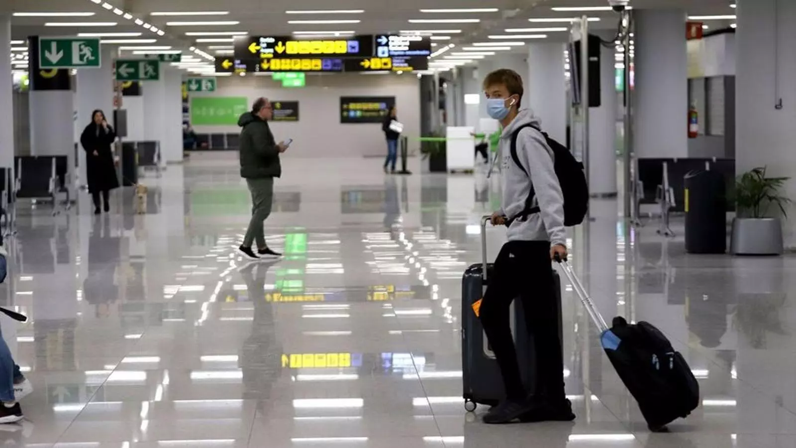 Un viatger a l'aeroport de Palma en una imatge d'arxiu