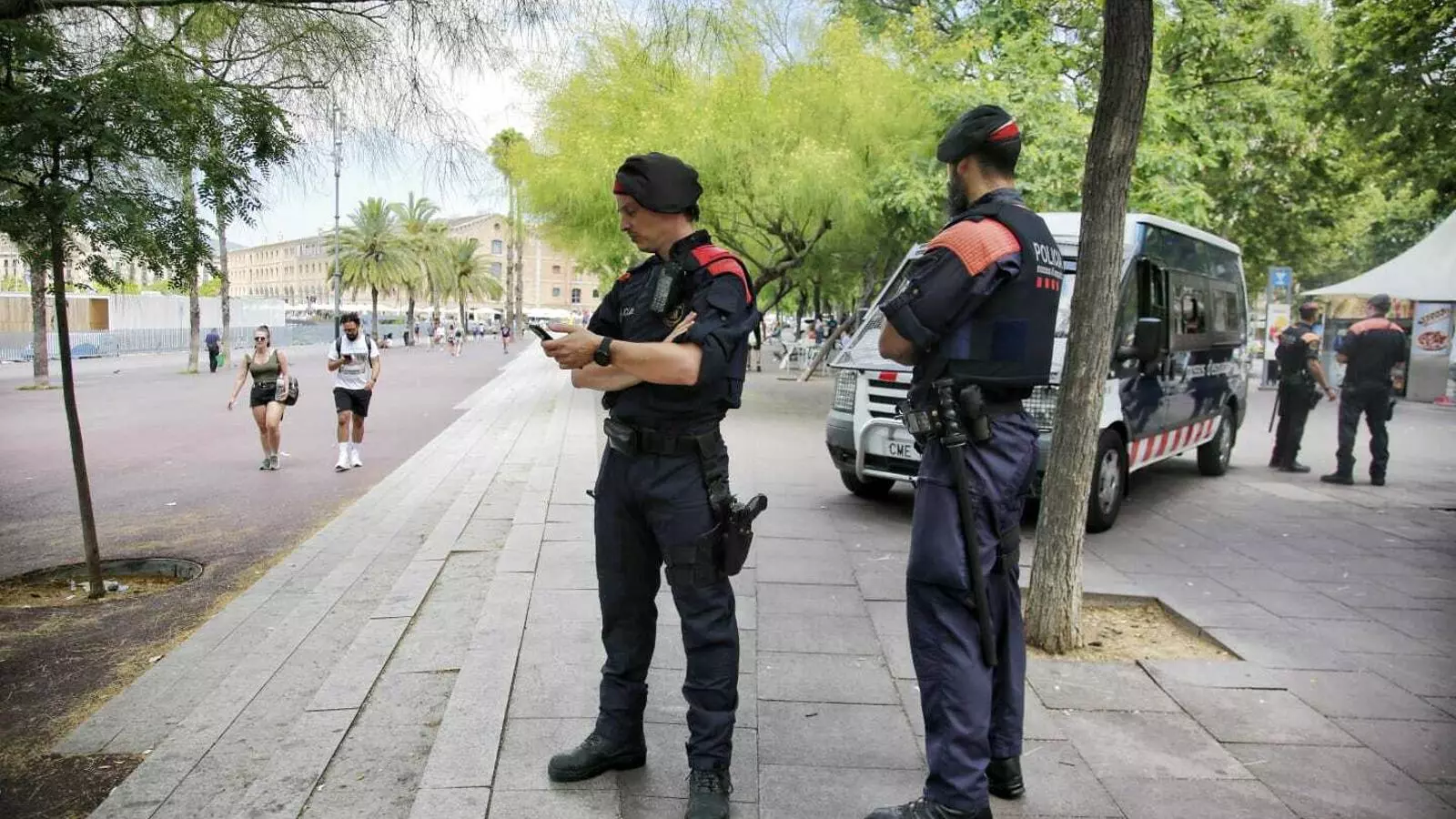 Agents dels Mossos d'Esquadra al passeig Joan de Borbó/ CRISTINA CALDERER