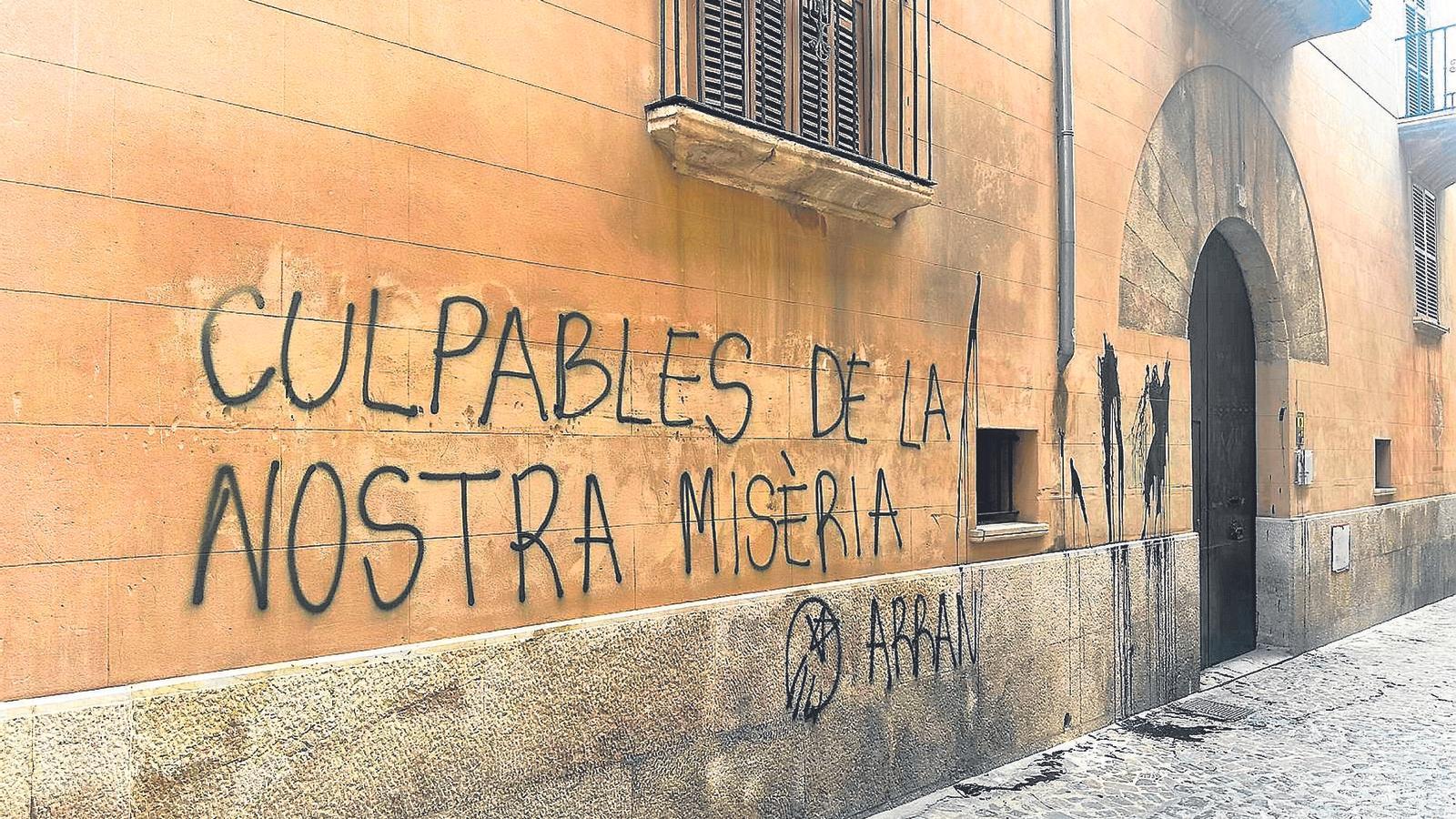 Una pintada signada per Arran a la façana de la Conselleria de Turisme feta aquesta legislatura, en una imatge d’arxiu.