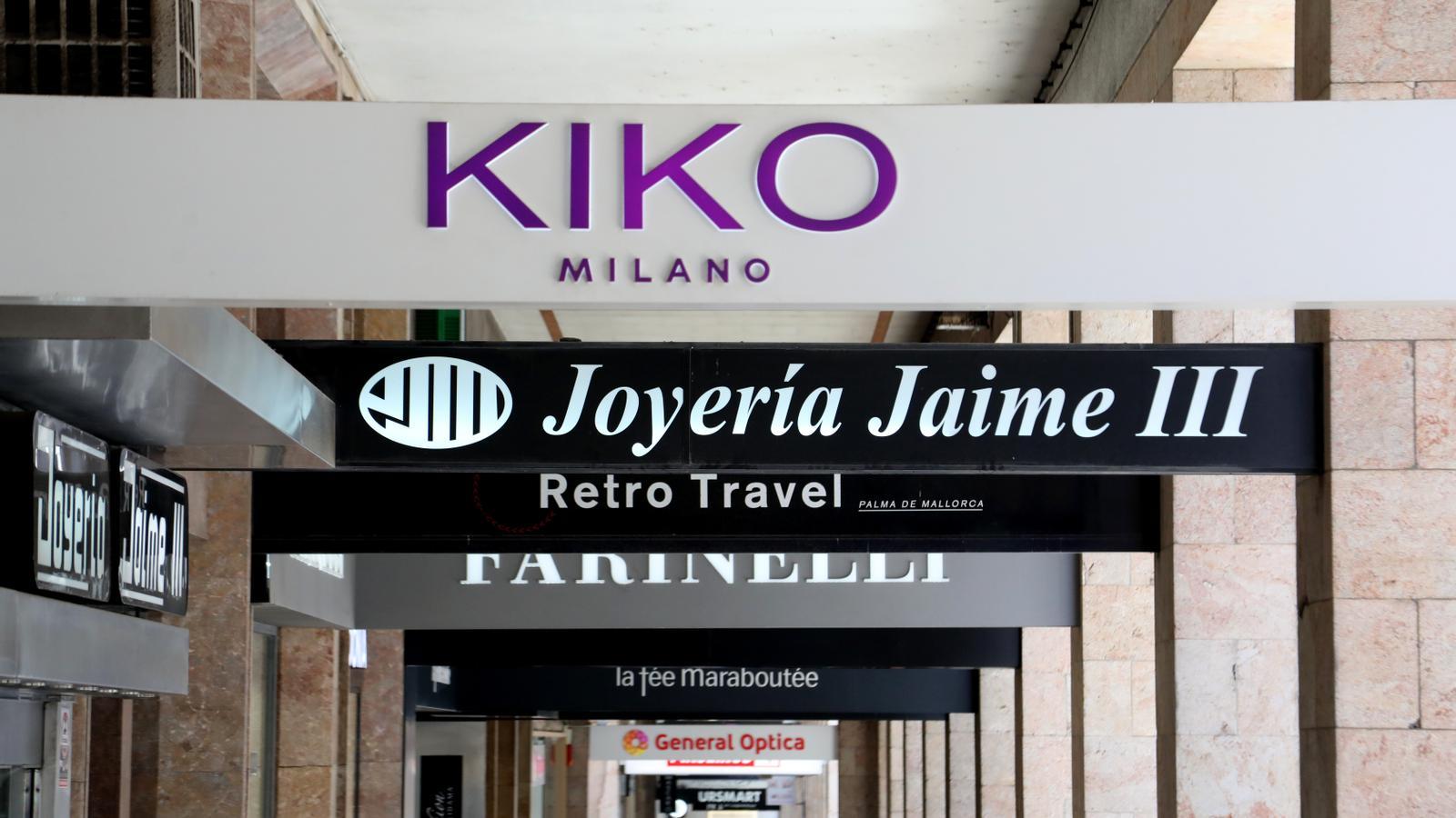 Carteles de negocios sin rotular en catalán en Palma.