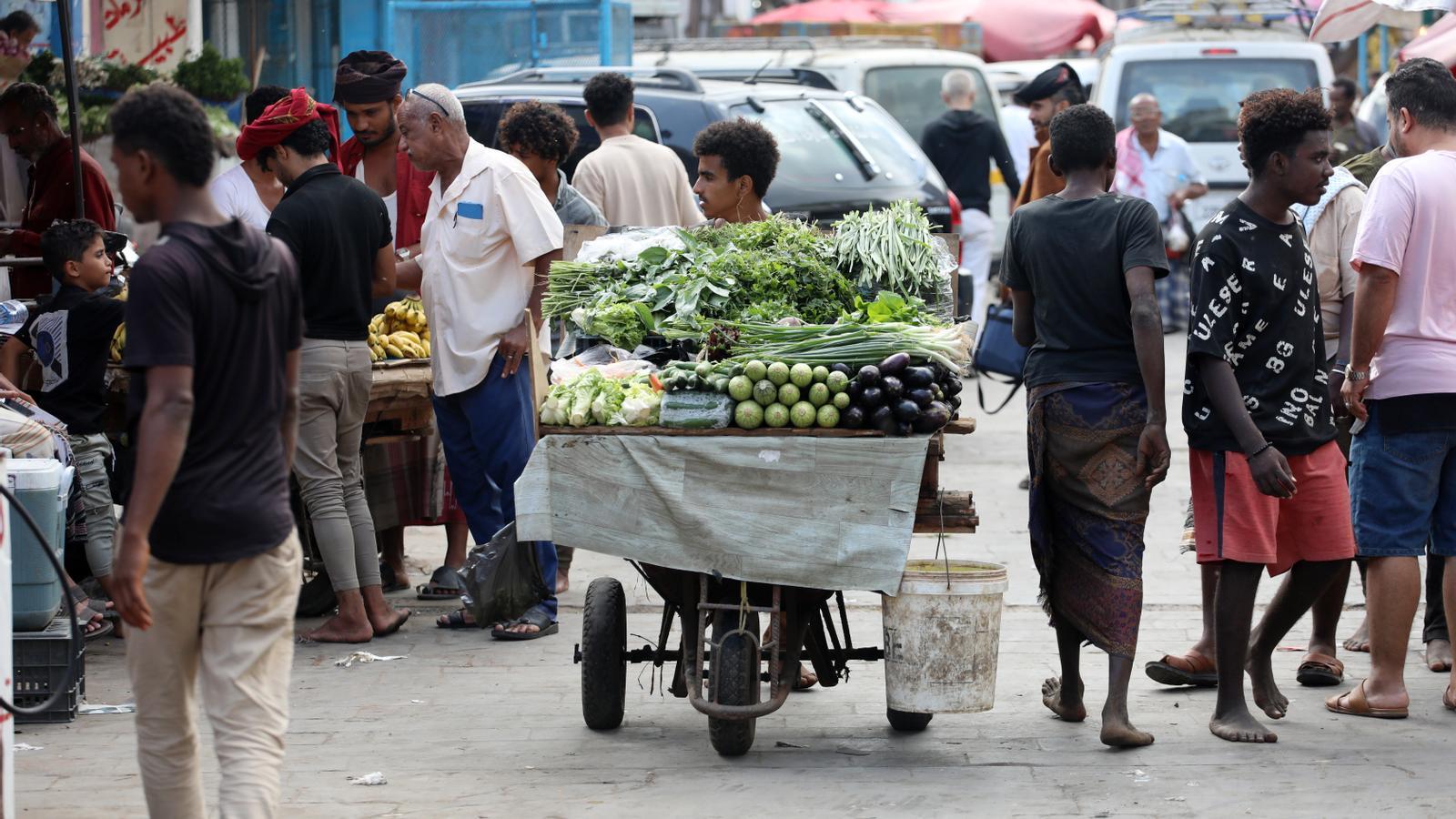 Yemeníes en un mercado de la ciudad portuaria de Adén (Yemen), en una imagen de enero del 2026.