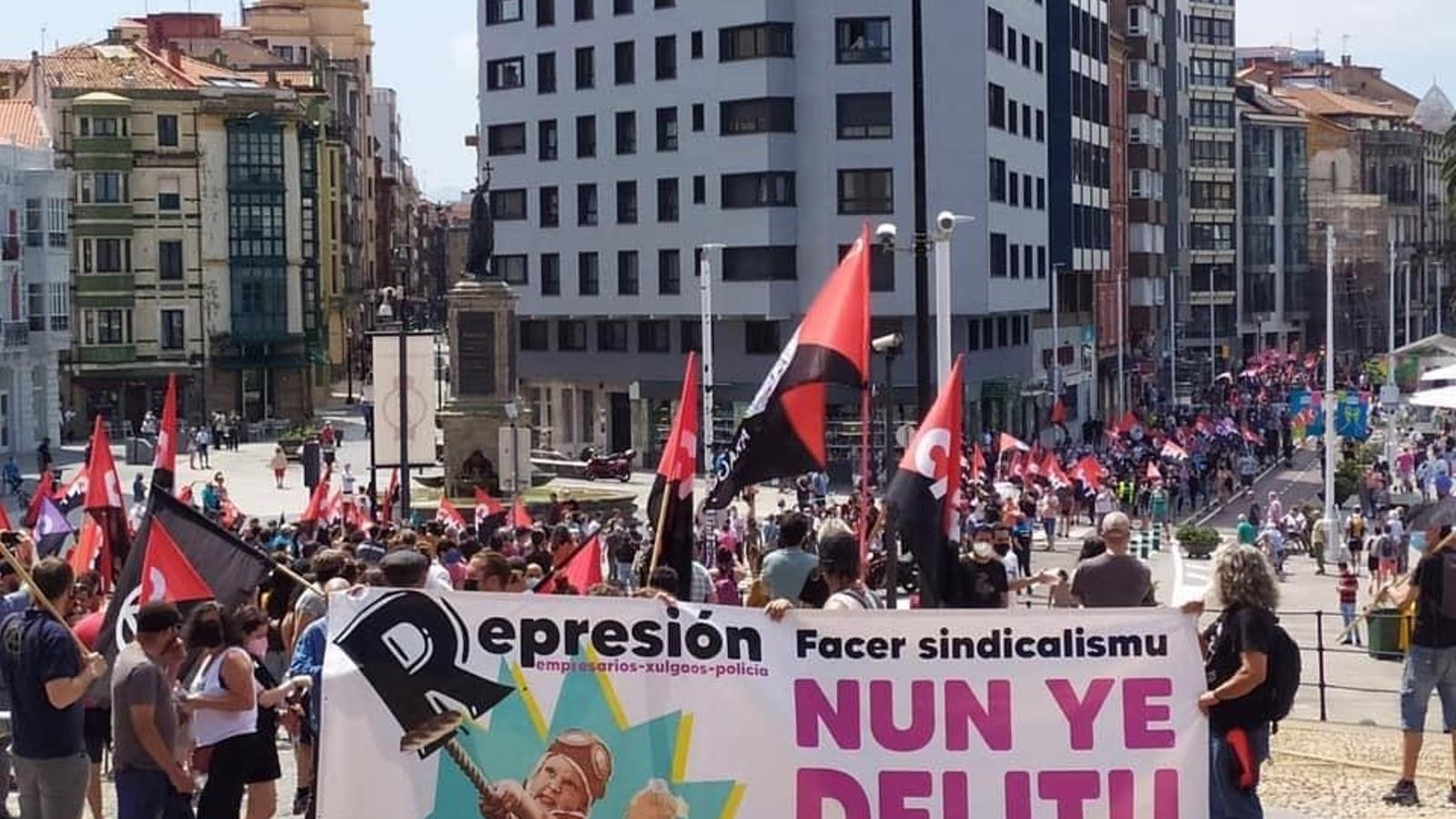 Imatge d'arxiu d'una manifestació en suport a les sindicalistes de la CNT.