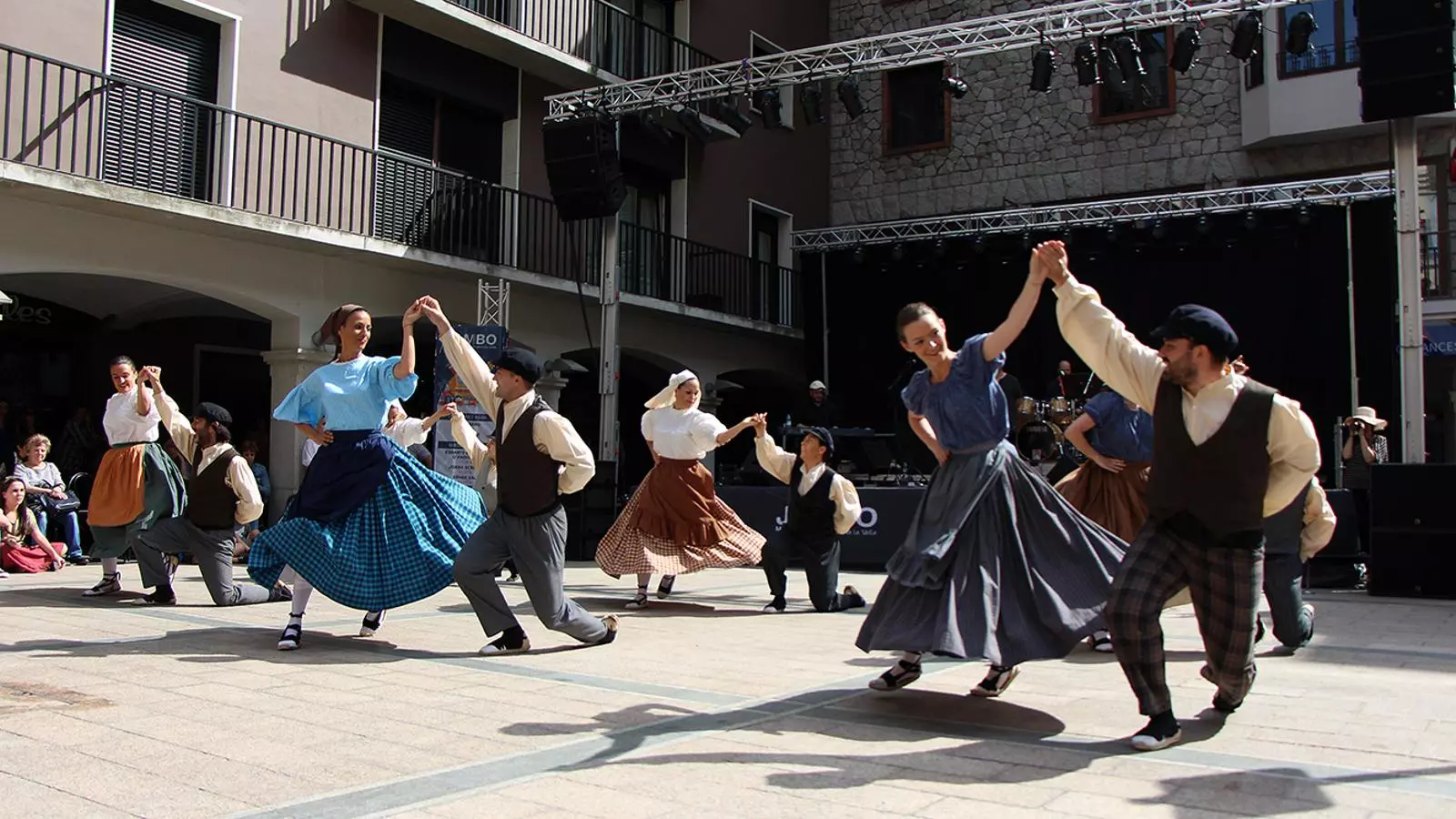 Les actuacions dels esbarts dansaires del país en el marc del Jambo Street Music. / M. M. (ANA)