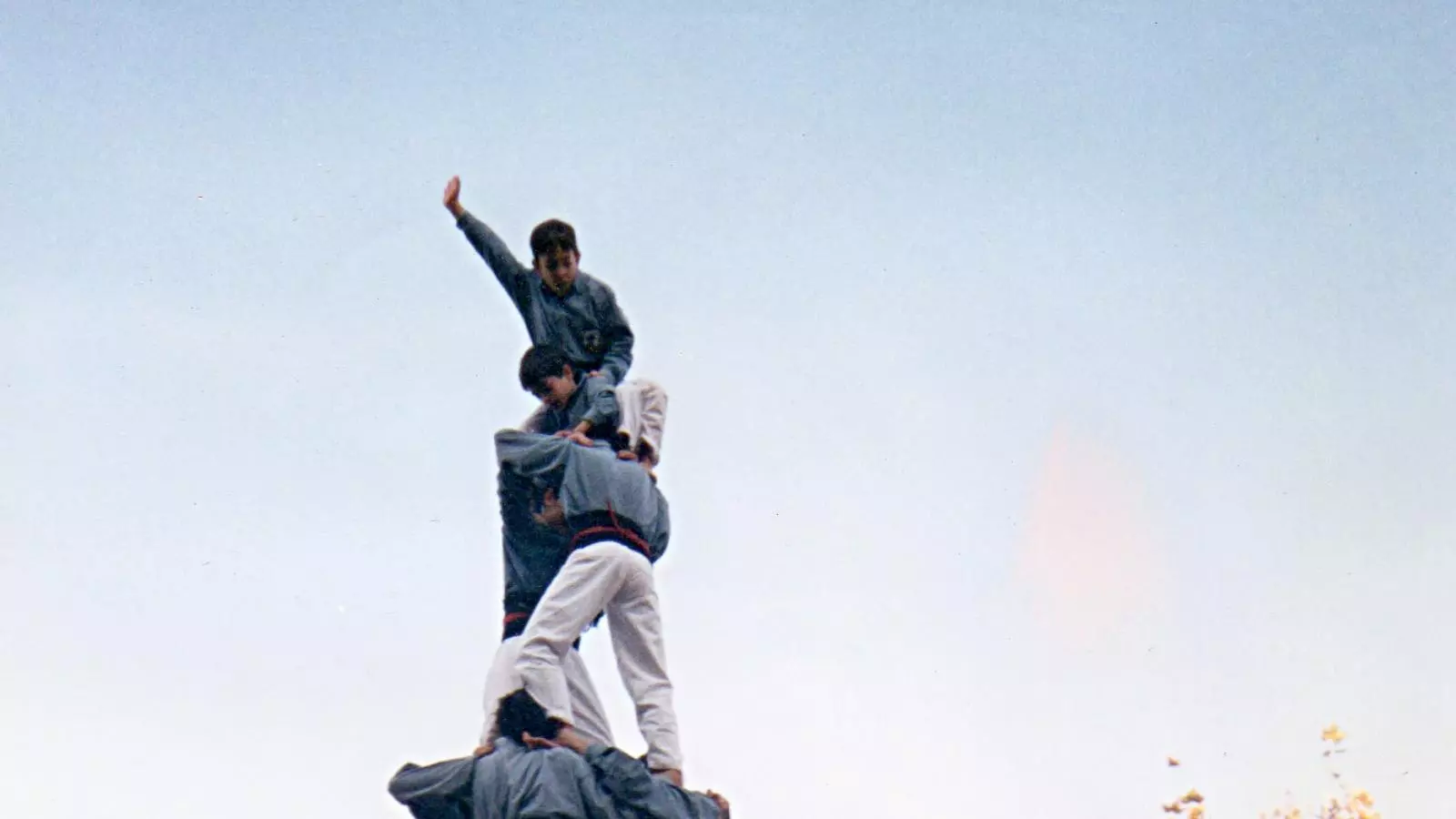 Els Castellers de Sants són una colla castellera del barri barceloní de Sants fundada l’any 1993. (Foto: Quatre de set el 1993)