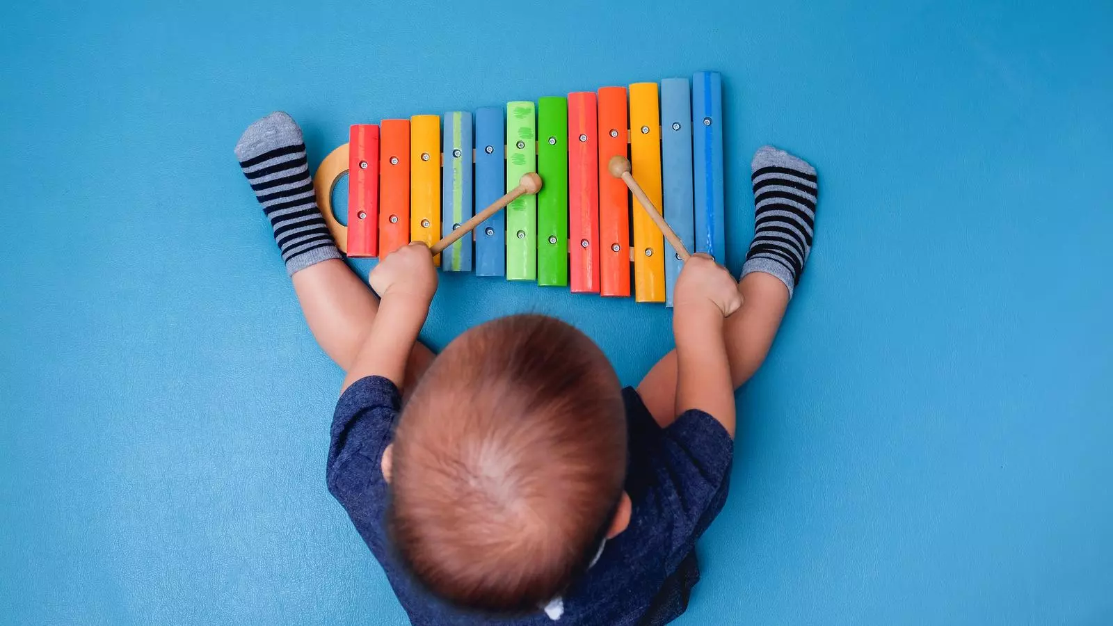 La neuroeducació apunta que la música activa la plasticitat neuronal, que és la capacitat de poder fer connexions cerebrals noves per continuar aprenent