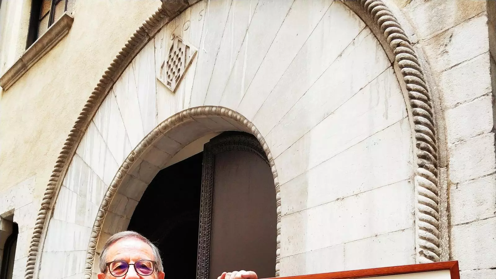Ramon Llorente mostra una pintura de les barraques de Montjuïc que li va regalar l'artista Ramon M. Carrera.