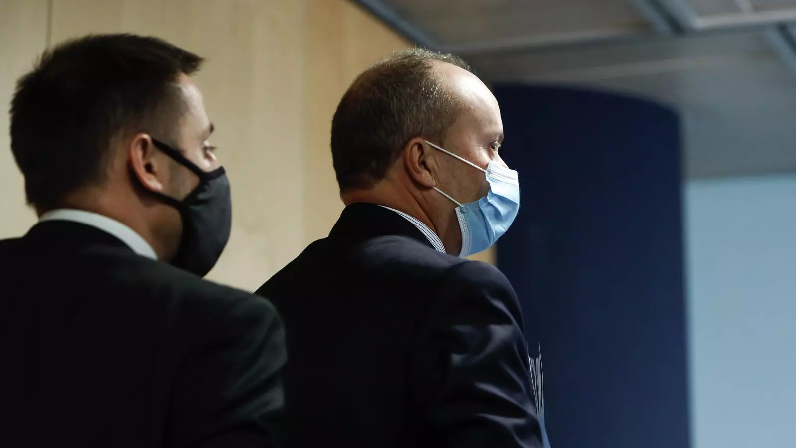 El ministre de Justícia i Interior, Josep Maria Rossell, i el secretari d'Estat, Joan León, van cap a la taula des d'on han explicat els canvis en la llei