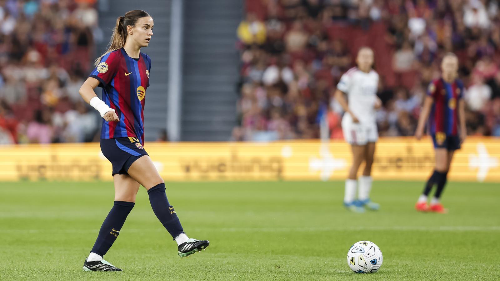 Clara Serrajordi pasa la pelota durante el partido de Liga F entre el FC Barcelona y el Real Madrid.