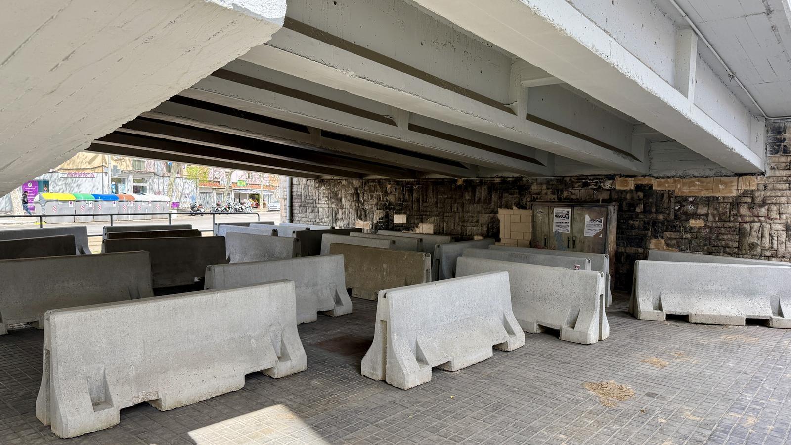 The concrete blocks that the Barcelona City Council has placed to block access to the point where the settlement was.