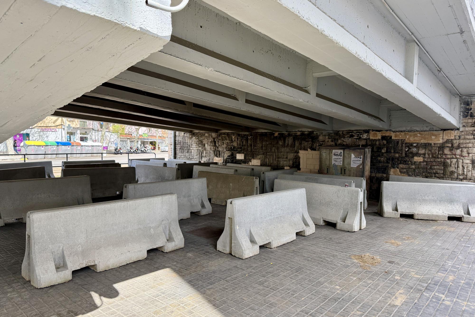 Els blocs de formigó que l'Ajuntament de Barcelona ha col·locat per barrar el pas al punt on hi havia l'assentament.