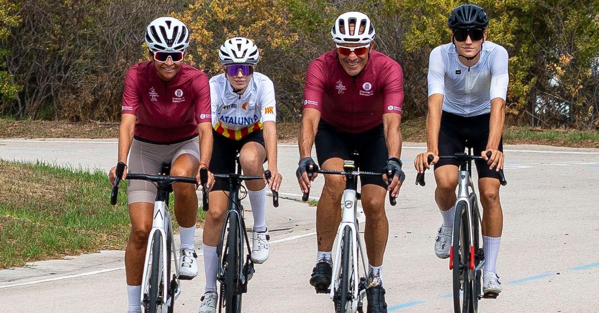 自転車に乗ってスポーツをして健康を増進しましょう
