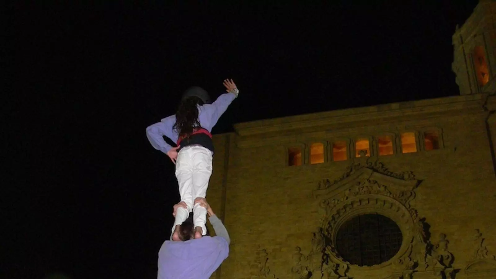 Els Marrecs de Salt abans de fer pujar el pilar caminat per les escales de la Catedral