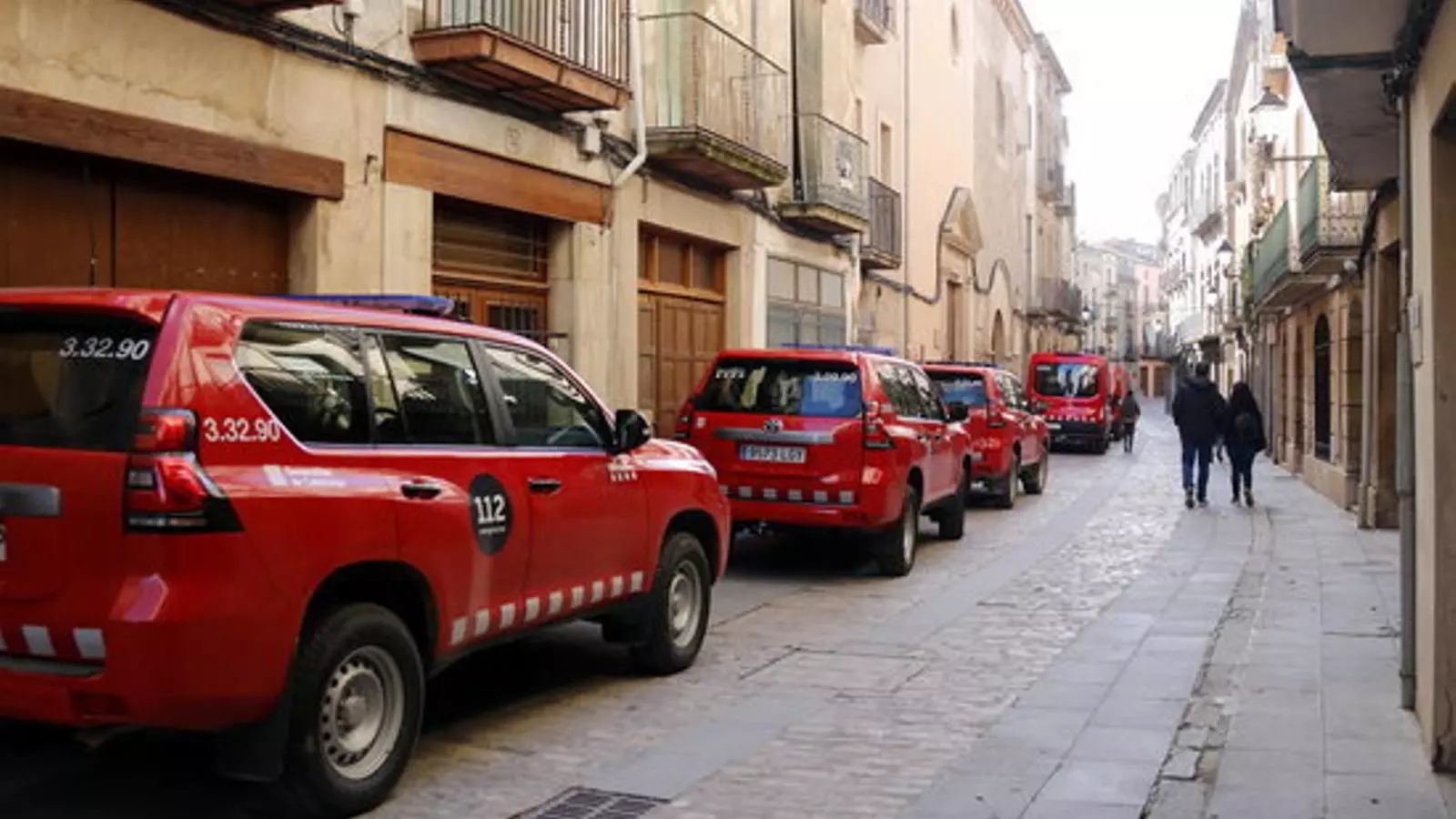 Camions de Bombers aparcats davant de la residència Mare Janer de Cervera