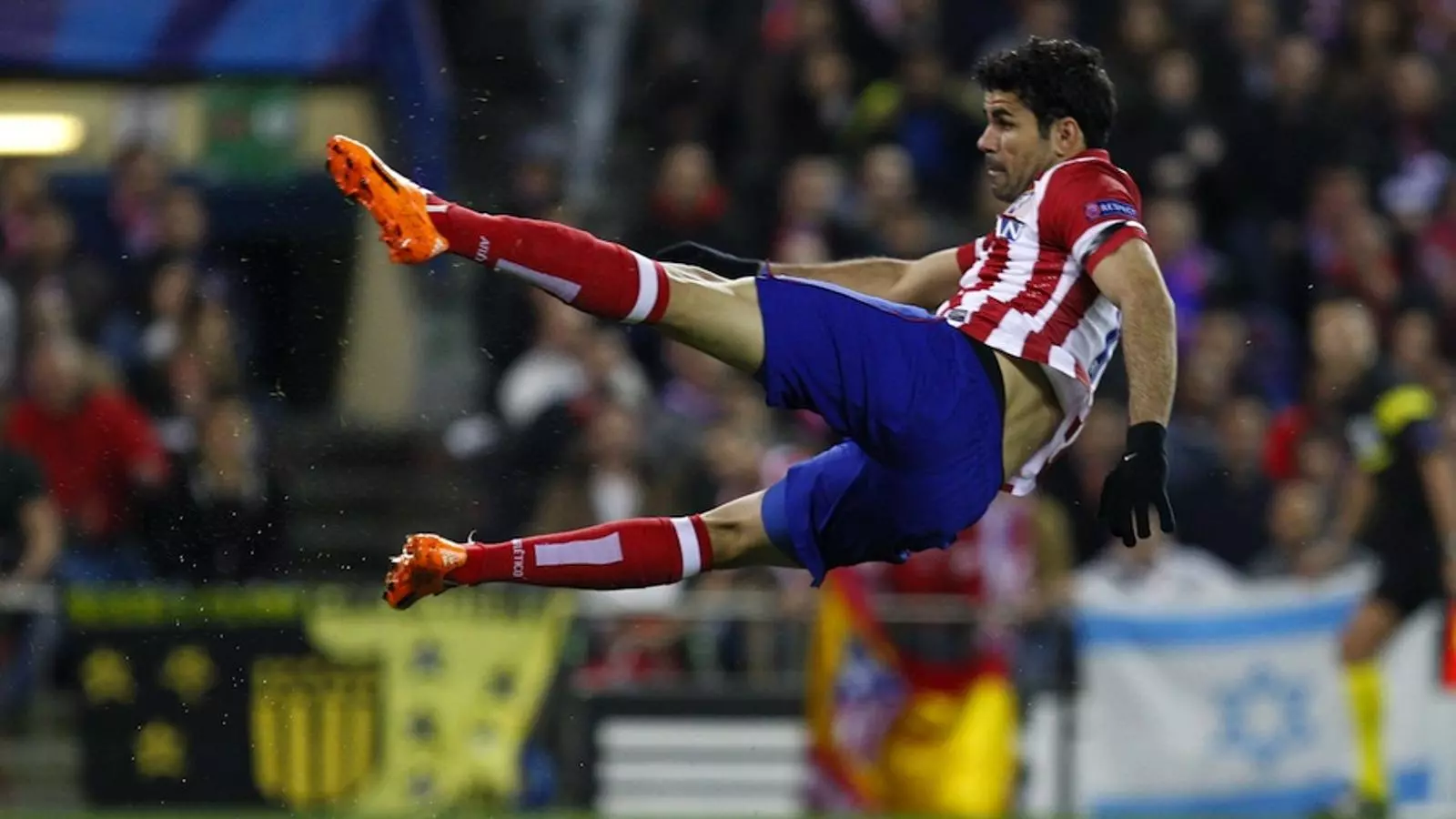 Diego Costa remat en el primer gol de l'Atlètic de Madrid / ALBERTO MARTÍN / EFE