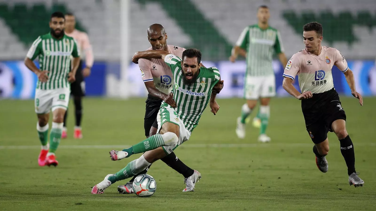 Borja Iglesias, jugador del Betis, intentant protegir la pilota davant de Naldo, futbolista de l’Espanyol.