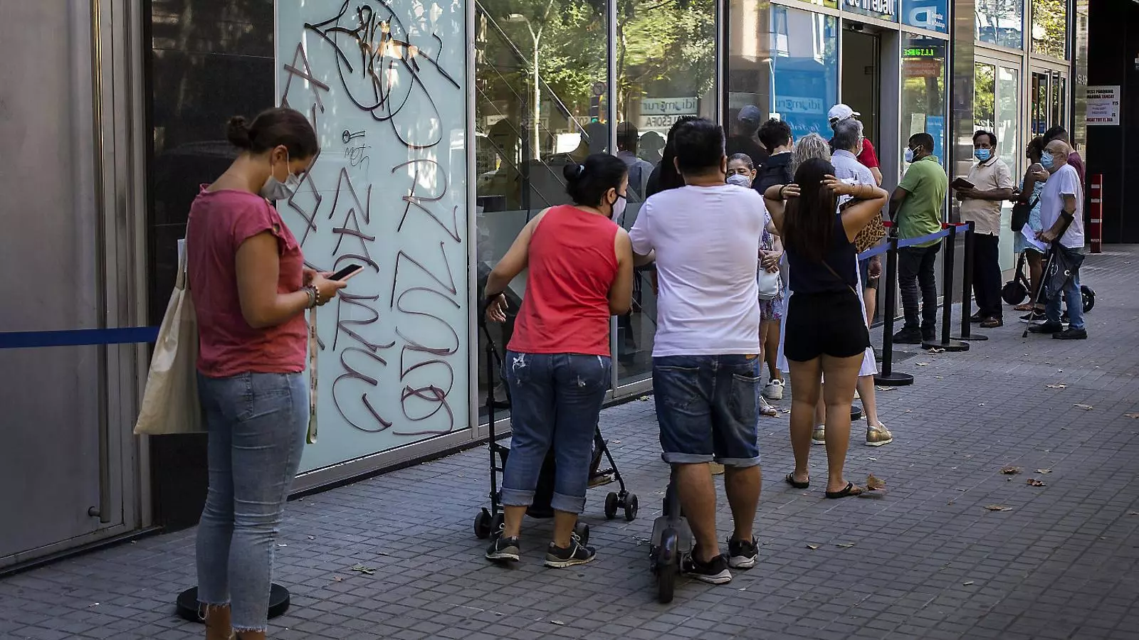 Cues a l’oficina del Servei d’Ocupació de Catalunya al carrer Sepúlveda de Barcelona en una imatge d’arxiu. És el servei més col·lapsat.