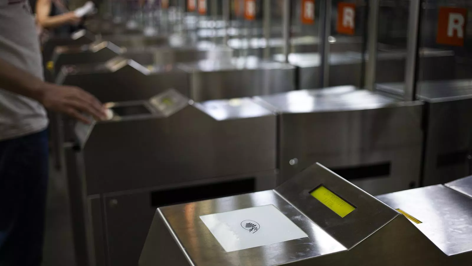 El lector de la T-Movilidad que ya tienen algunas estaciones de metro.