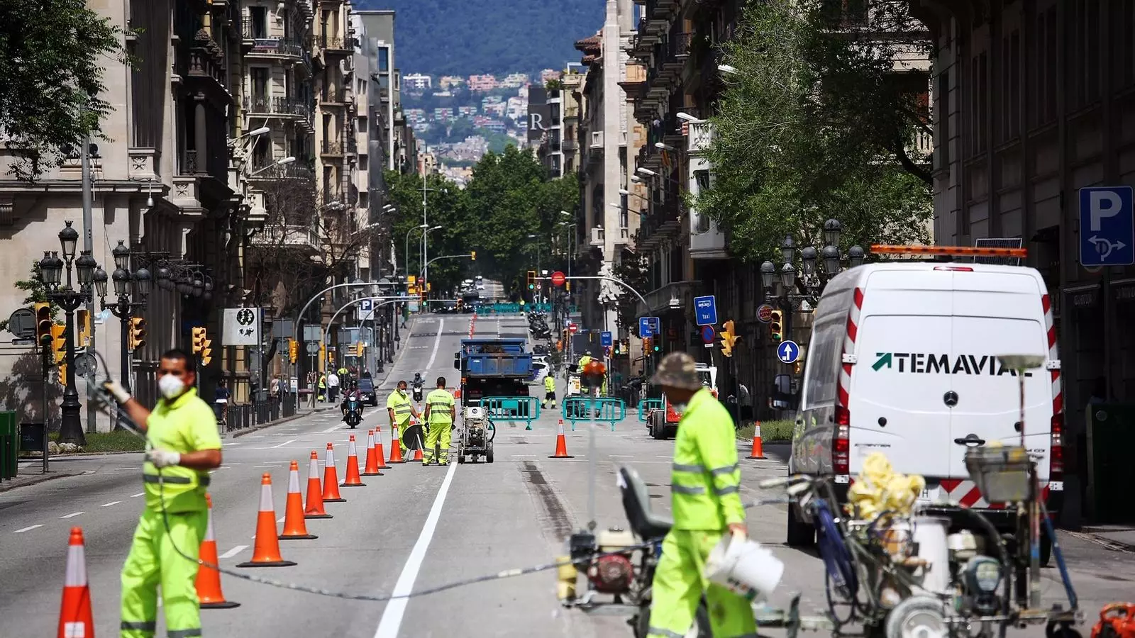 Operaris treballant aquest matí a la Via Laietana
