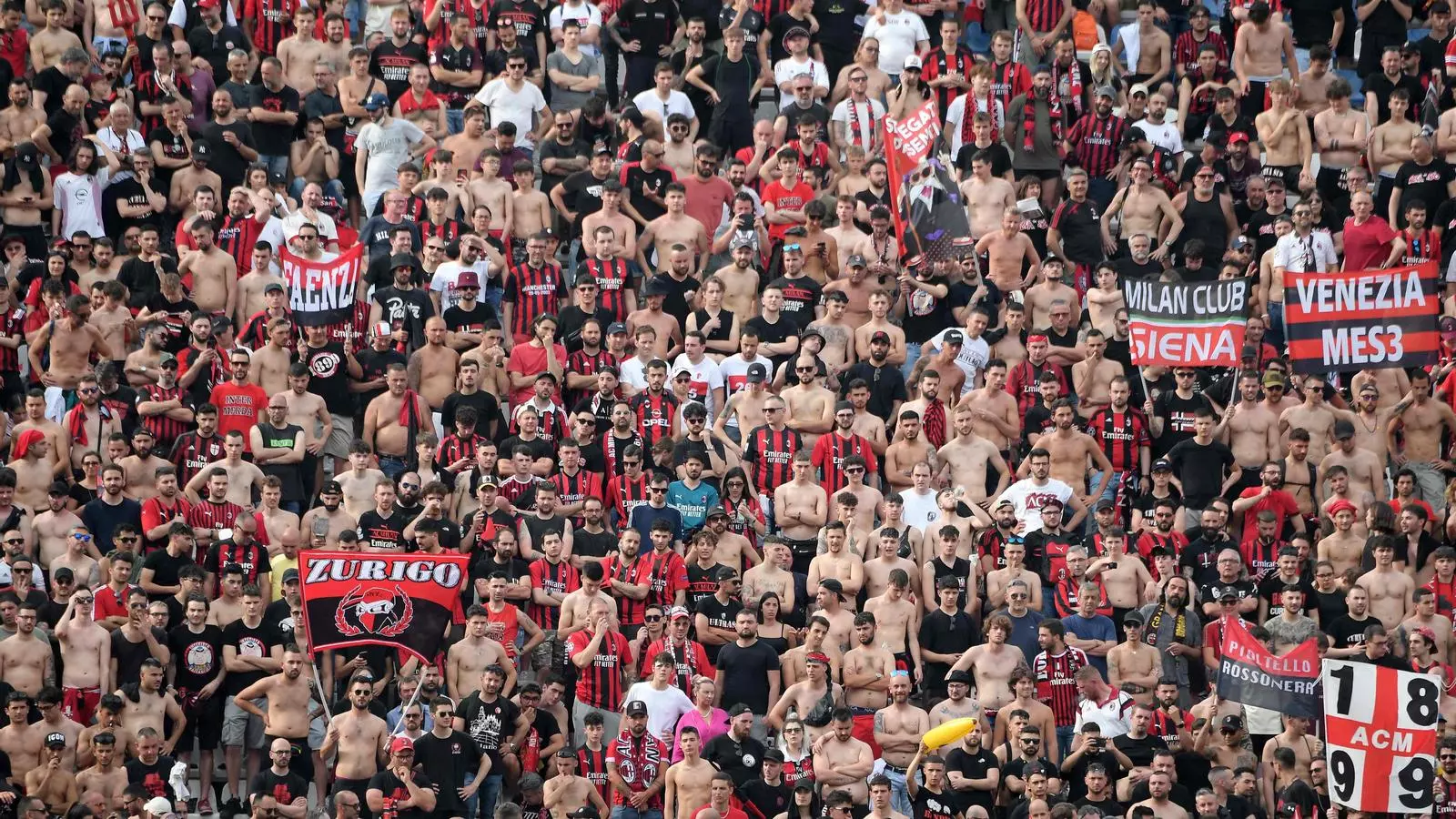 L'afició del Milan, desplaçada en massa a Sassuolo per assistir a la confirmació del títol.