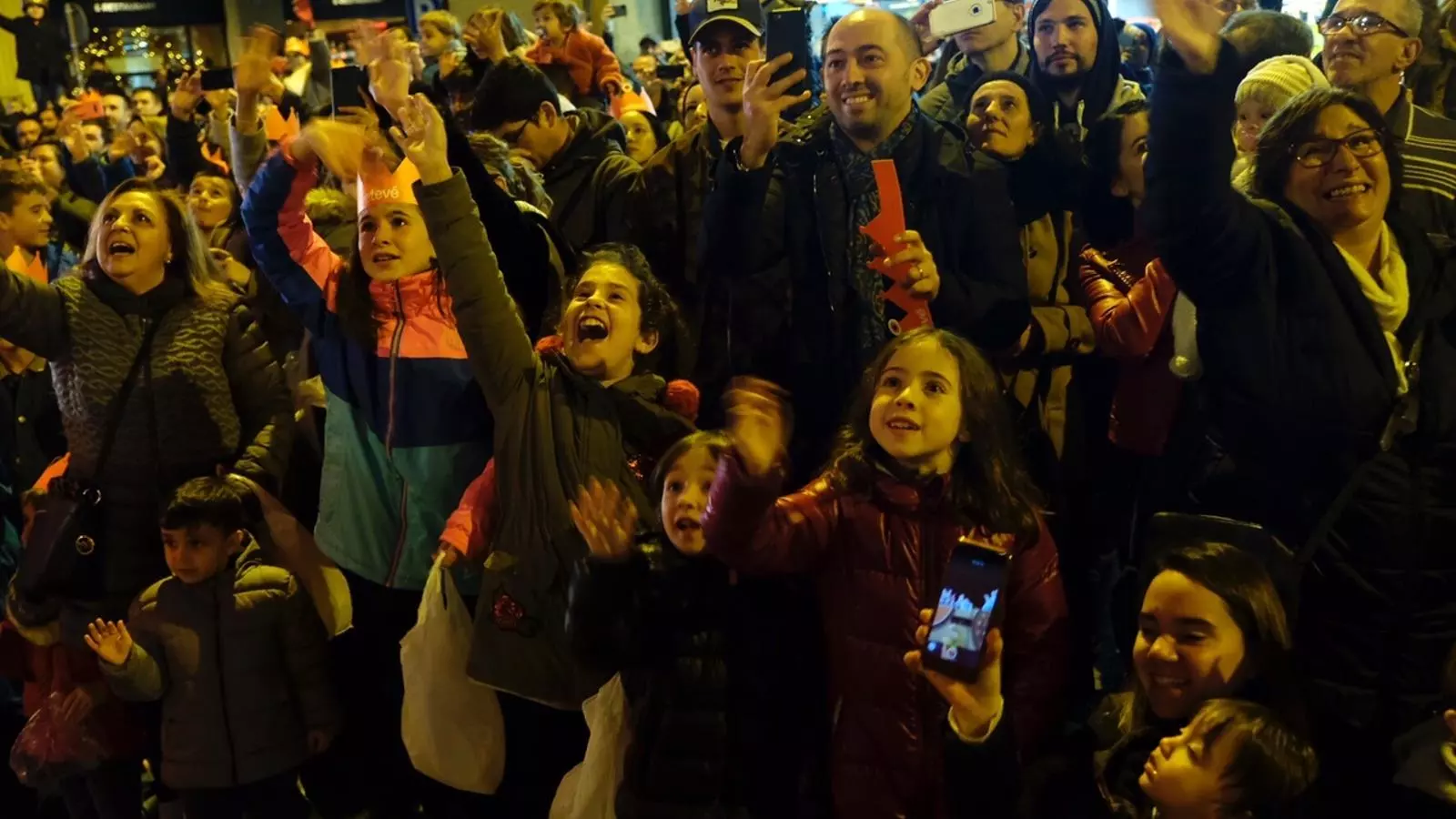 Milers d'infants segueixen la Cavalcada de Reis de Barcelona.