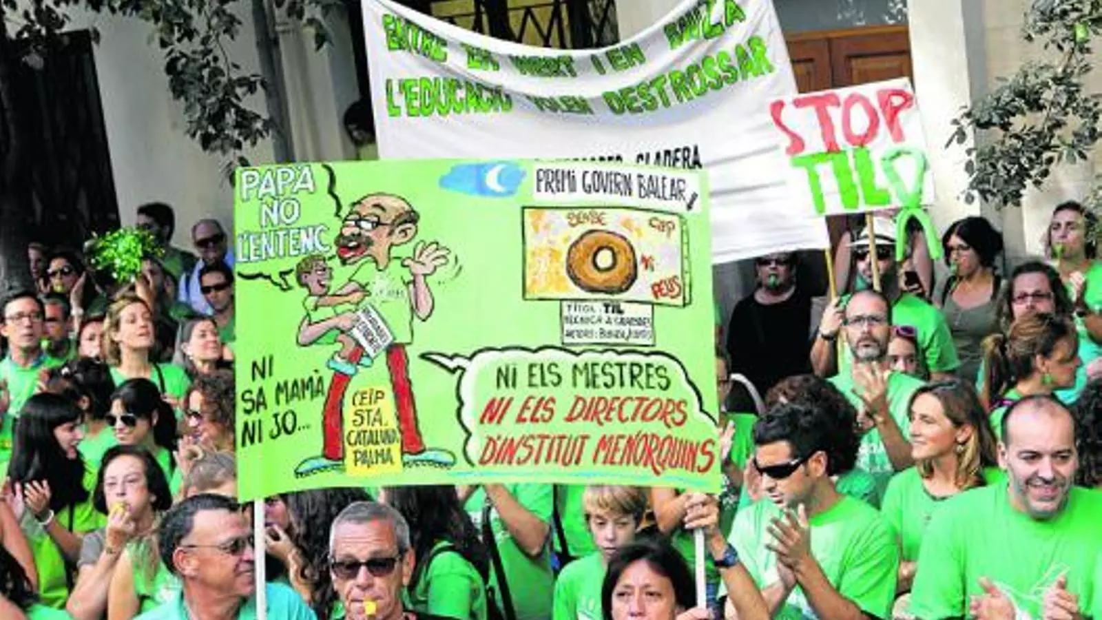 La protesta de la comunitat educativa davant del Parlament va concentrar milers de persones. Els docents mantenen la vaga indefinida.