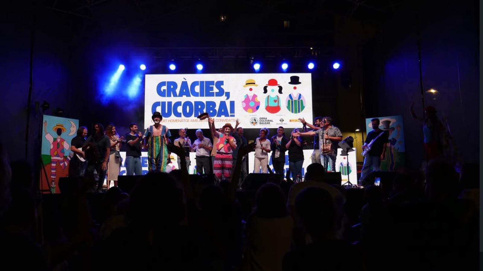 Músicos y miembros de la formación en el momento de la despedida.