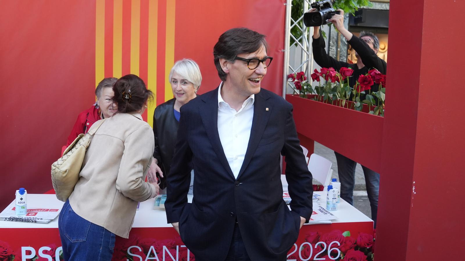 Illa, with his wife, at the PSC stand at the Sant Jordi Diada