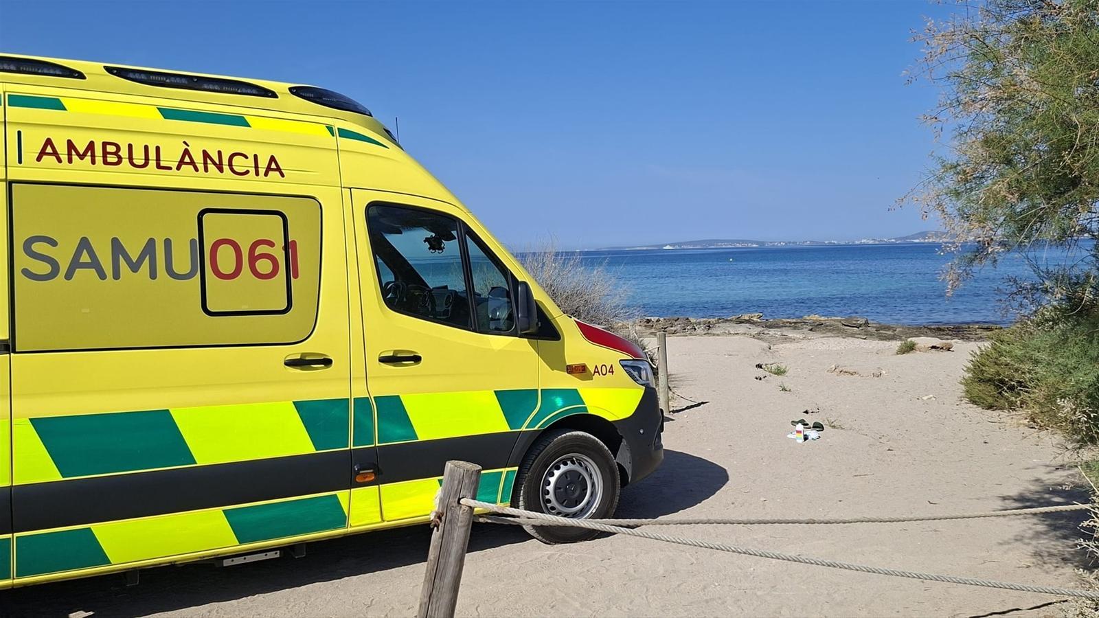 Una ambulància del 061 davant una platja.