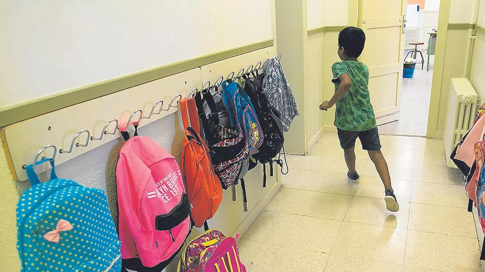 Un niño corre hacia su aula, en una escuela de Barcelona, en una imagen de archivo