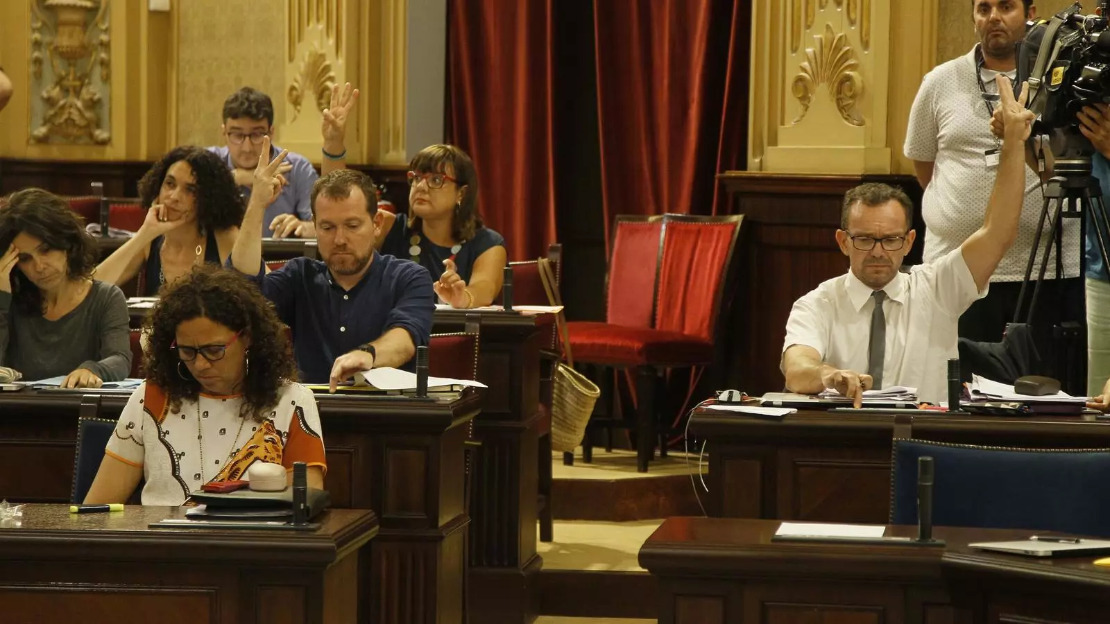 Diputats dels partits que integren els Acords pel Canvi en la votació, dimarts, de la regulació del lloguer turístic.
