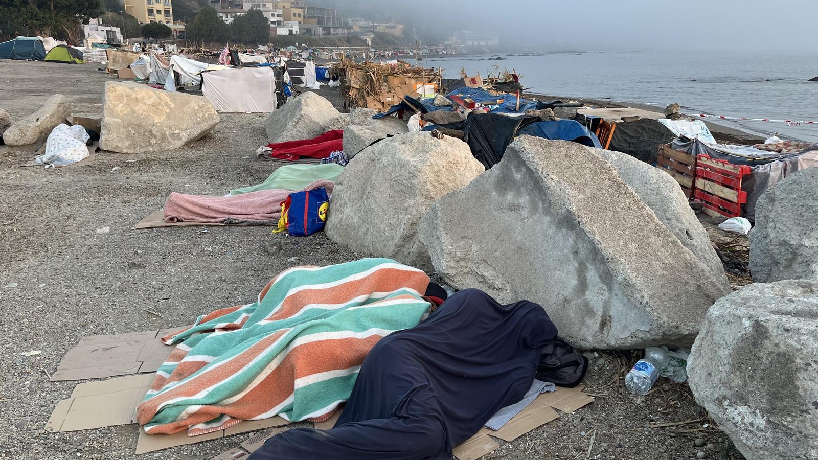 Migrantes en la playa de El Trampolín de Ceuta, este lunes