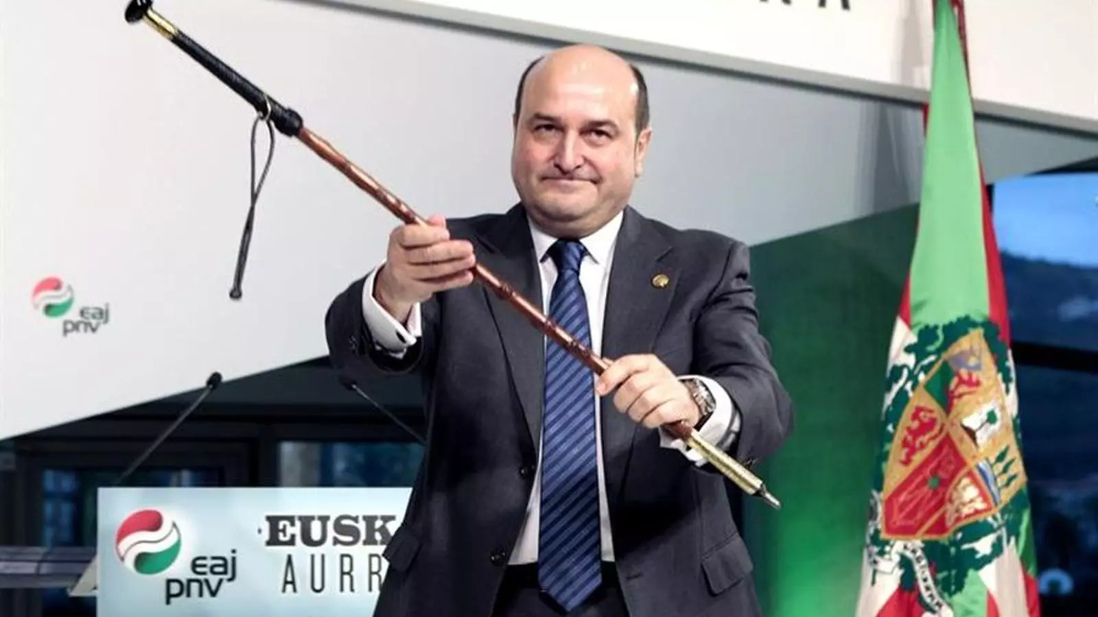 Andoni Ortuzar, president del PNB, amb la 'makila', el bastó de comandament de partit / EFE
