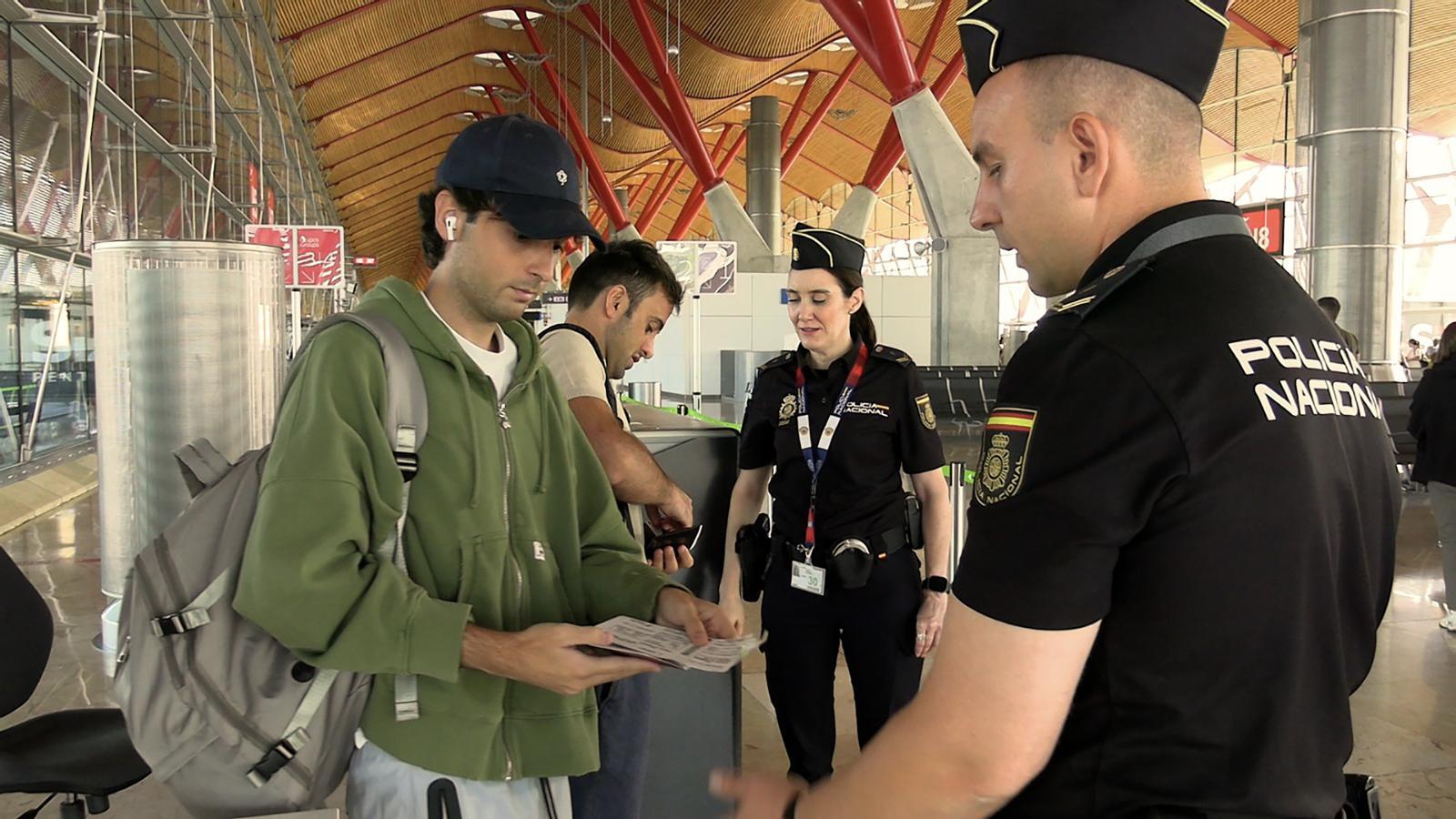 Agentes de la Policía Nacional hacen controles aleatorios en el aeropuerto de Barcelona entre pasajeros procedentes de Italia.