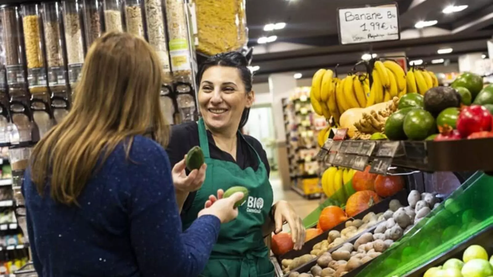 Una treballadora de l'hipermercat francès Carrefour. / CARREFOUR
