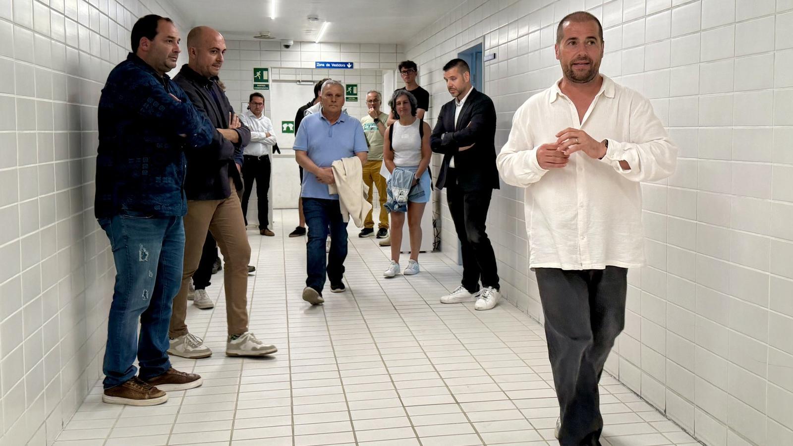 Un moment de la trobada entre els membres del comú i els veïns del Pas de la Casa per explicar les millores al complex.