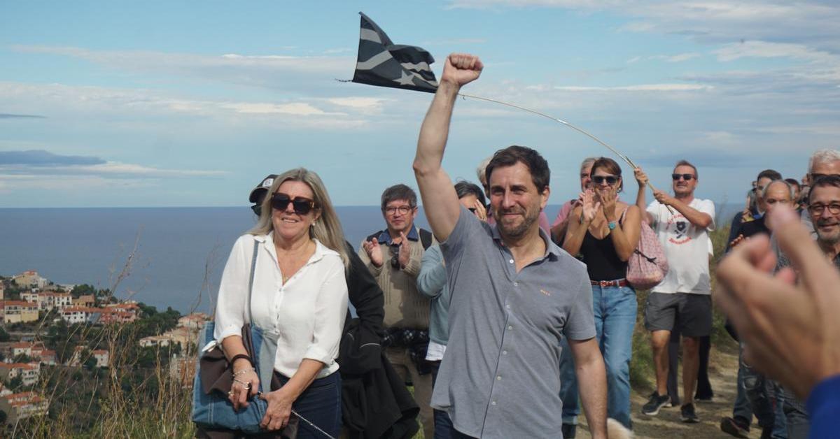Toni Comín Returns to Catalonia on Foot After Nine Years in Exile