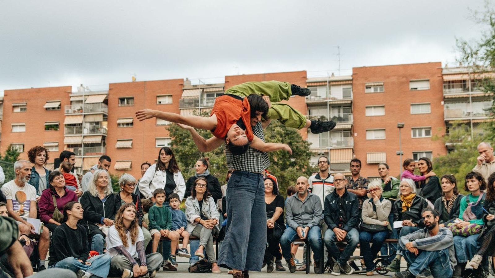 Una imagen del espectáculo 'Xirinxina', de L’Atapeïda en el Festival Escena Poblenou.