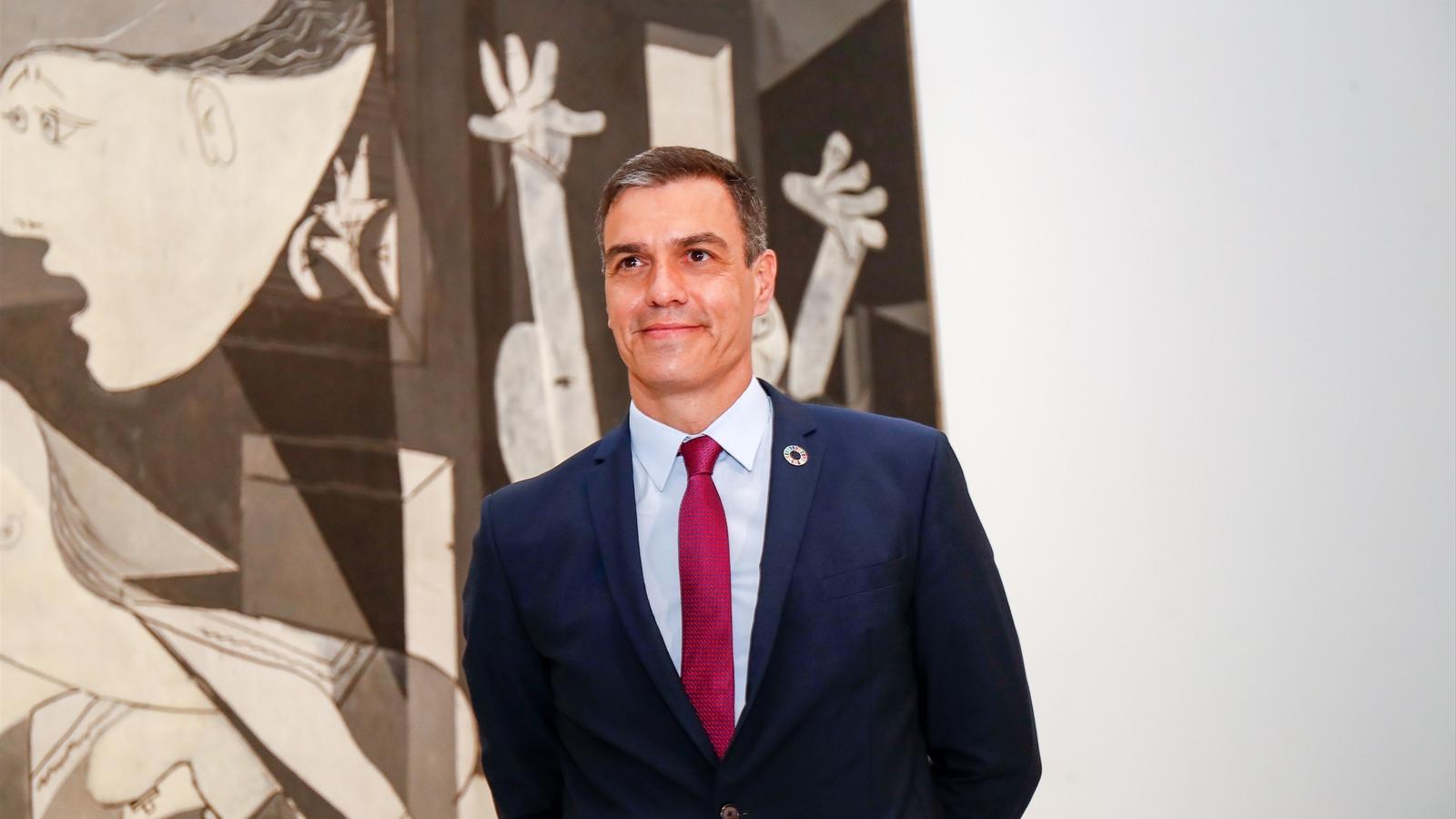 The Spanish president, Pedro Sánchez, in front of Picasso's Guernica in an archive image