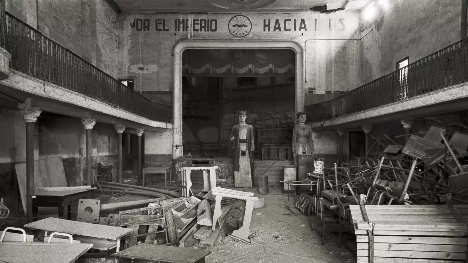 Fotografia de l’interior del Centre Democràtic Republicà de Rubí. La foto va ser presa el 1974, poc abans que l’Ajuntament de Rubí enderroqués l’edifici que havia estat ocupat el 1939 per FET i de las JONS.