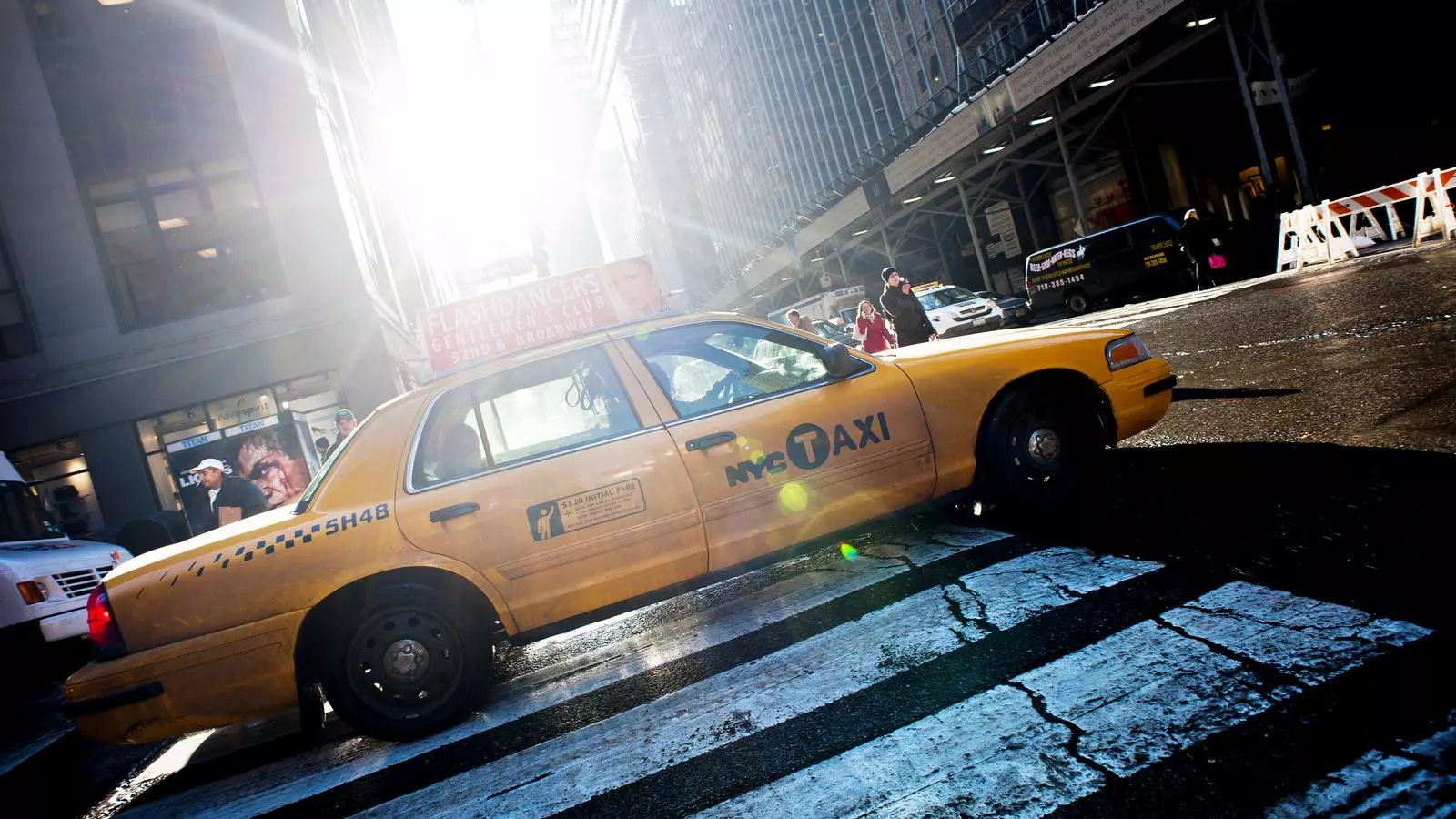 Segons els expedients judicials, més de 950 propietaris de llicències s’han declarat en fallida i n’hi ha milers que amb prou feines sobreviuen. A la imatge, un taxi a Manhattan.