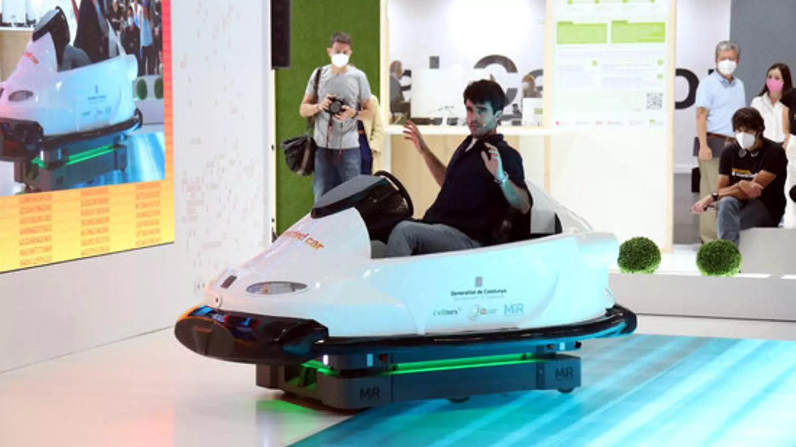El prototip d'un vehicle dotat amb 5G i que pot ser controlat remotament