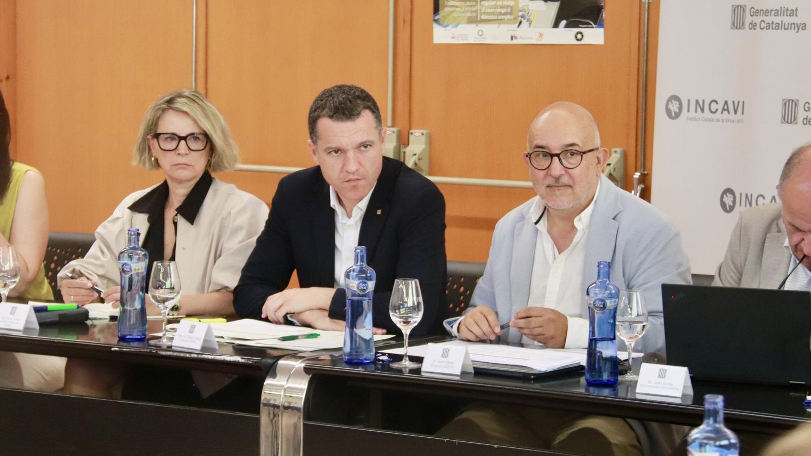 El consejero de Agricultura, Òscar Ordeig, y el director general del INCANVI, Joan Geném durante la Mesa del Cava.