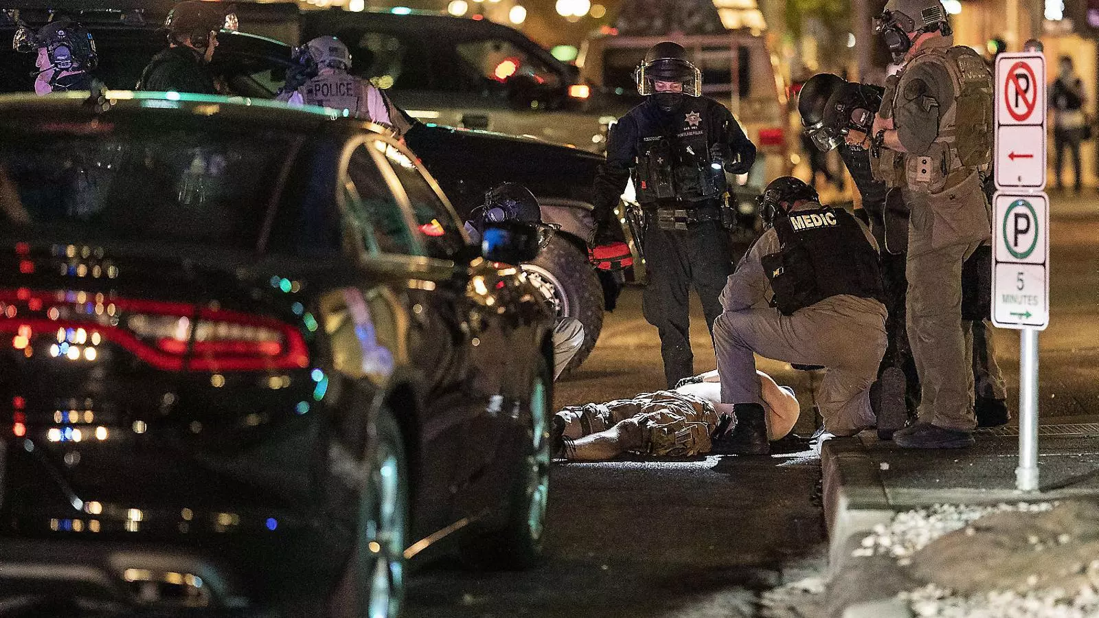 La policia de Portland davant del cos de l’home que va ser mort a trets ahir després d’una marxa de partidaris de Trump en què hi va haver enfrontaments.