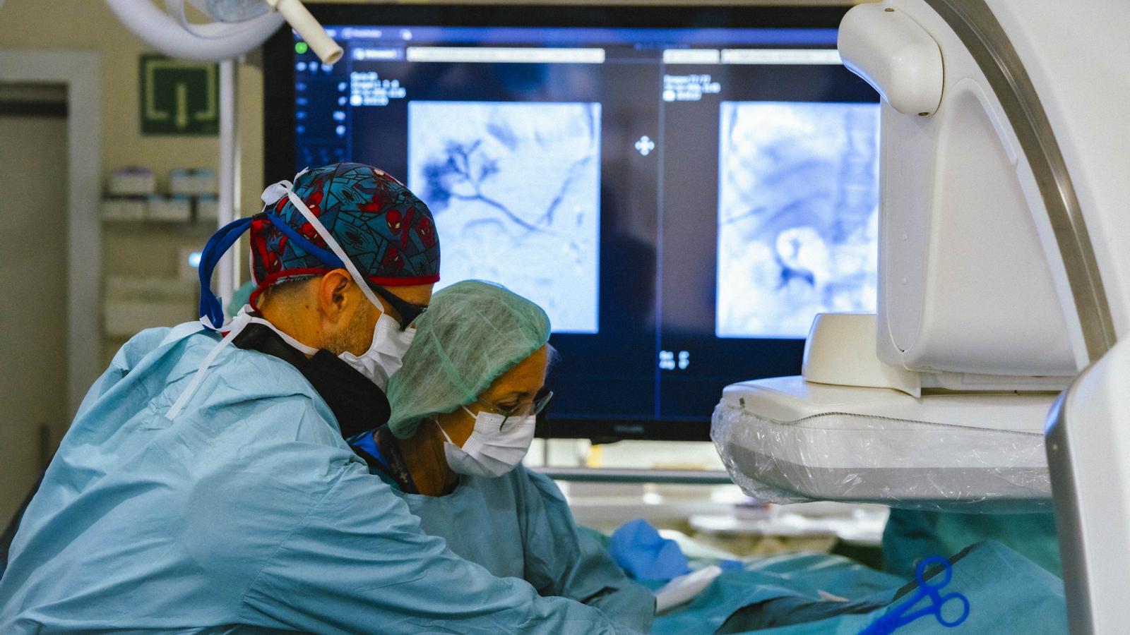 A moment of the minimally invasive surgery with which it is possible to unblock a portal vein in a child.